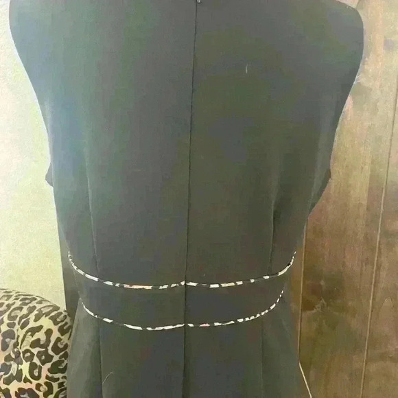 Liz Claiborne hidden back zipper with animal print contrast piping. - Picture 4 of 6